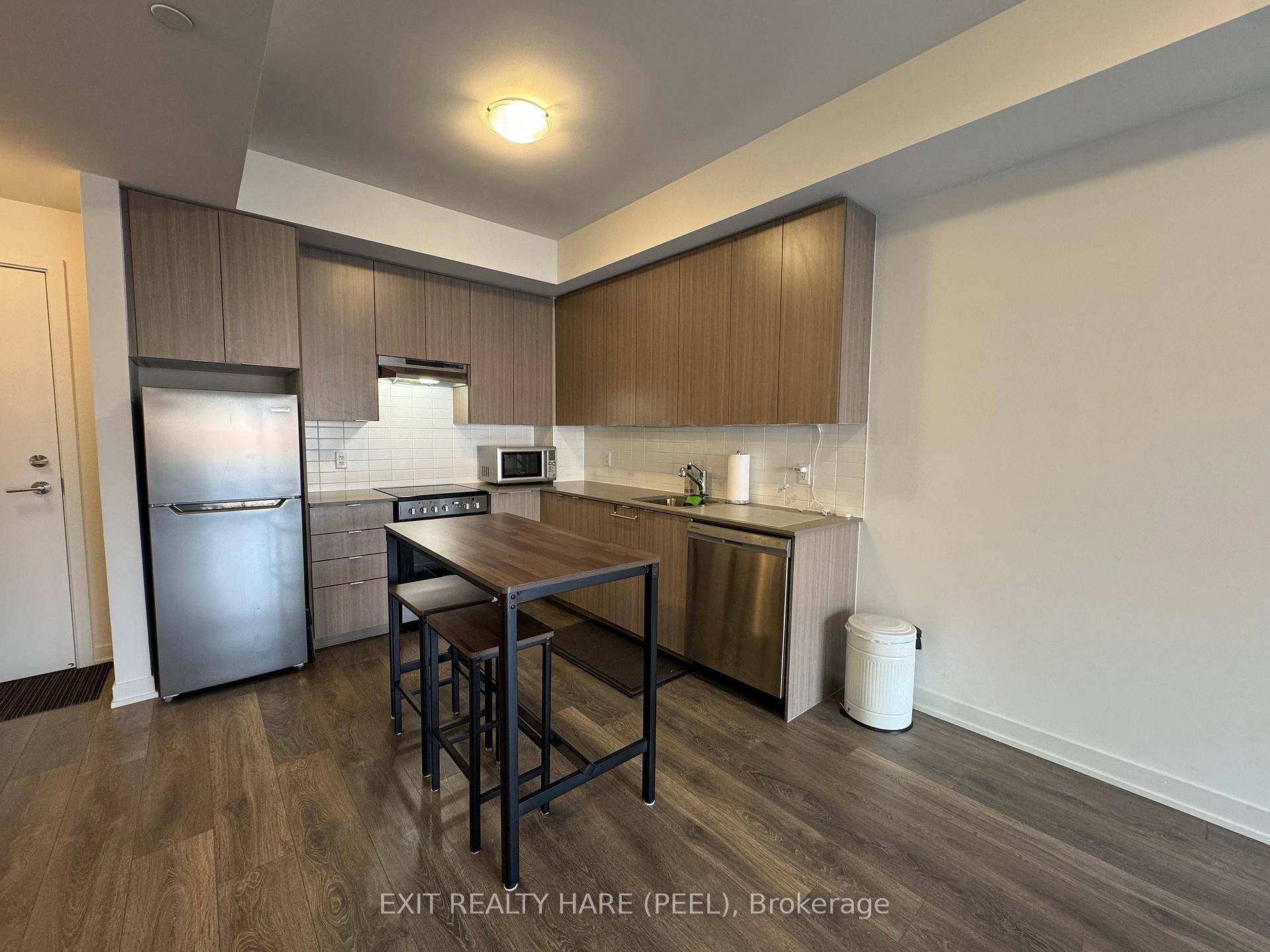 Welcome to this bright and spacious 1 bedroom, 1 bath main floor condo apartment in Brampton's desirable west end !