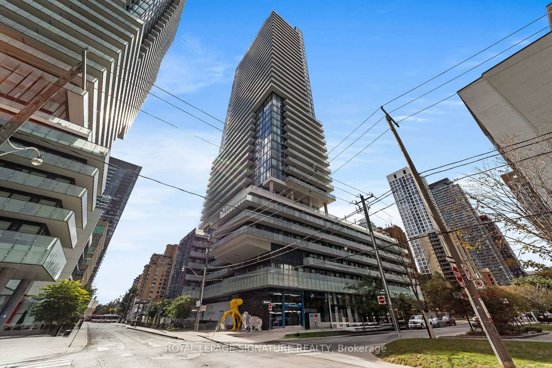 Stylish 1 Bedroom Den Condo with 2 Bathrooms amp ; panoramic city views at Yonge amp ; Eglinton !
