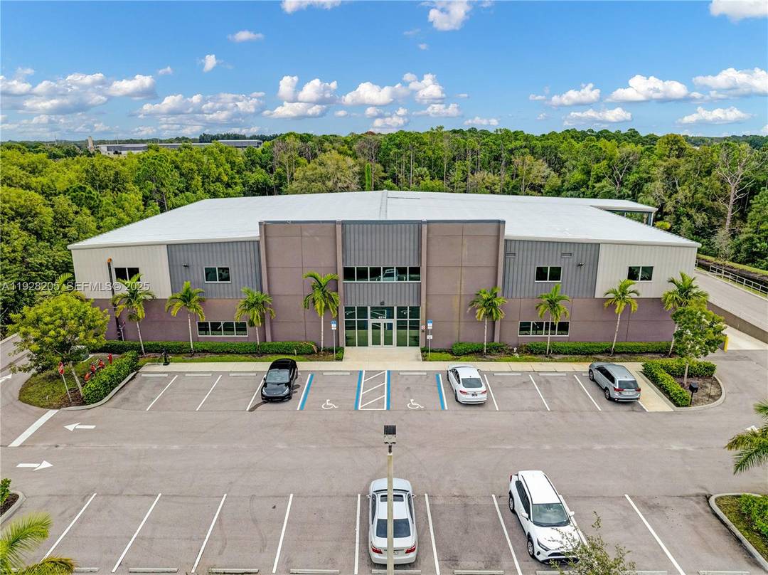 Newly built in 2023, this modern warehouse offers prime proximity to the Amazon hub and major routes including I 95 and US 1 for fast, efficient distribution.