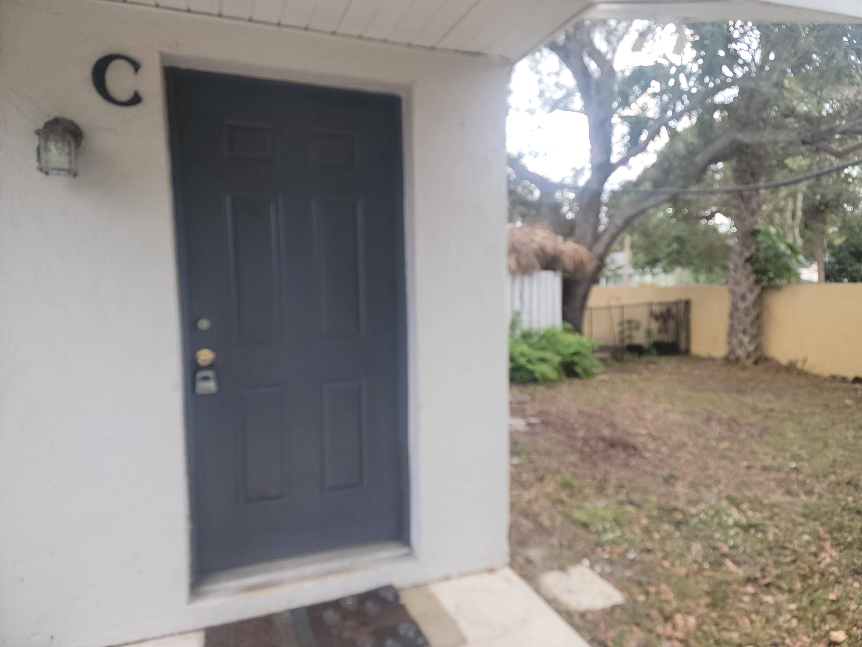 PRICED TO SELL ! Move in condition !