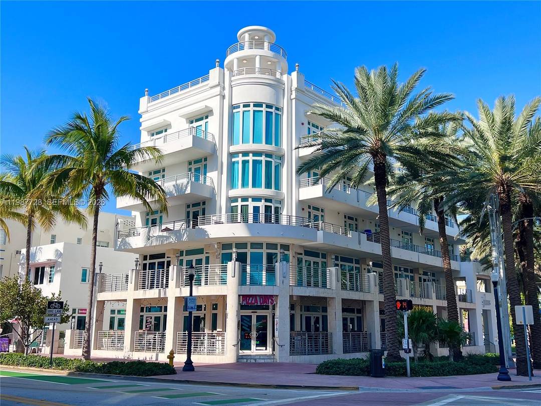 Located in the prestigious South of Fifth neighborhood of South Beach and walking distance to the beach, this 2 BR 2 BA condo features panoramic views from rotunda with glass ...