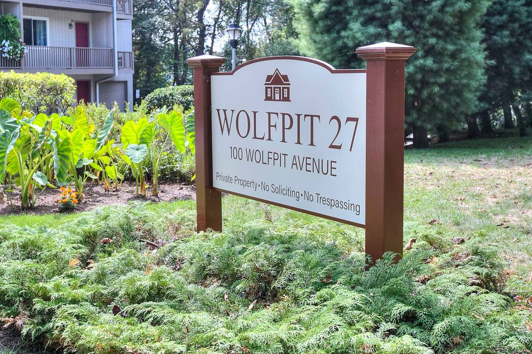 Incredible end unit townhouse at Wolfpit 27 near the Norwalk Westport border This spacious 2 bedroom, 1.