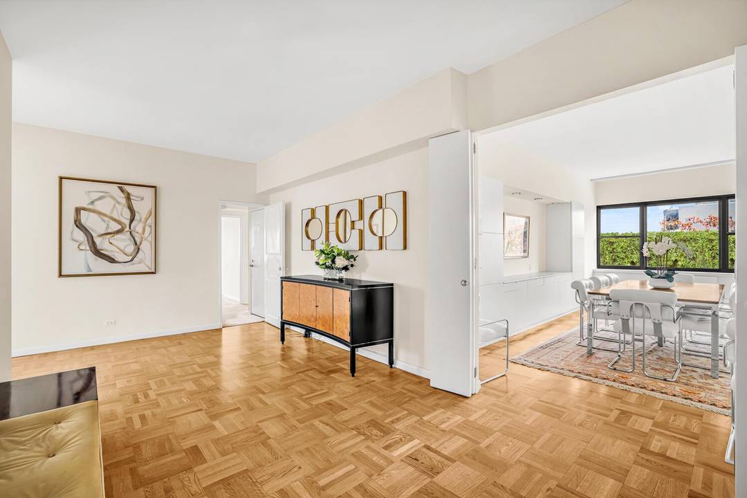 Perfectly perched on the 15th floor of one of Fifth Avenue's most distinguished buildings, this rare corner residence offers breathtaking, sweeping views of Central Park, the sailboat pond, and the ...