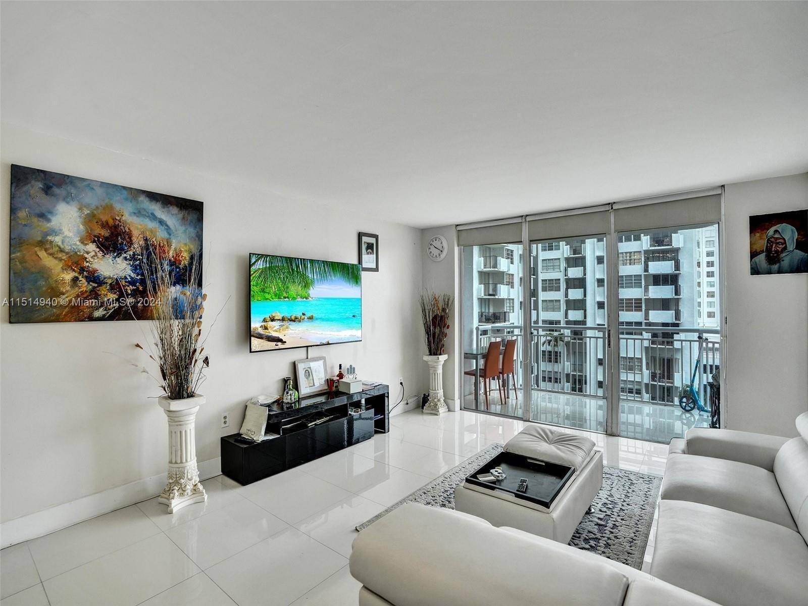 LIVE DIRECTLY ON THE BAY !