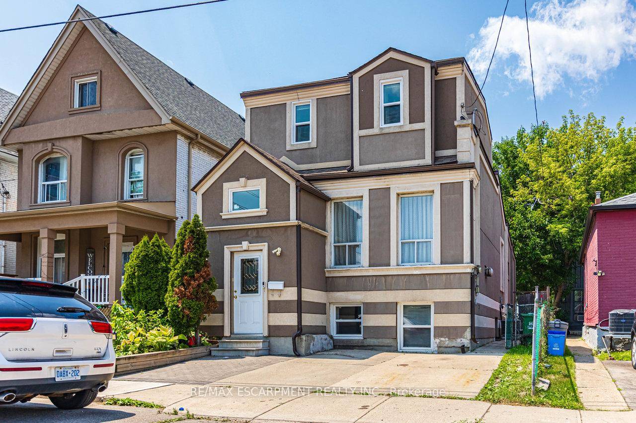 Move in ready home in central Hamilton location.