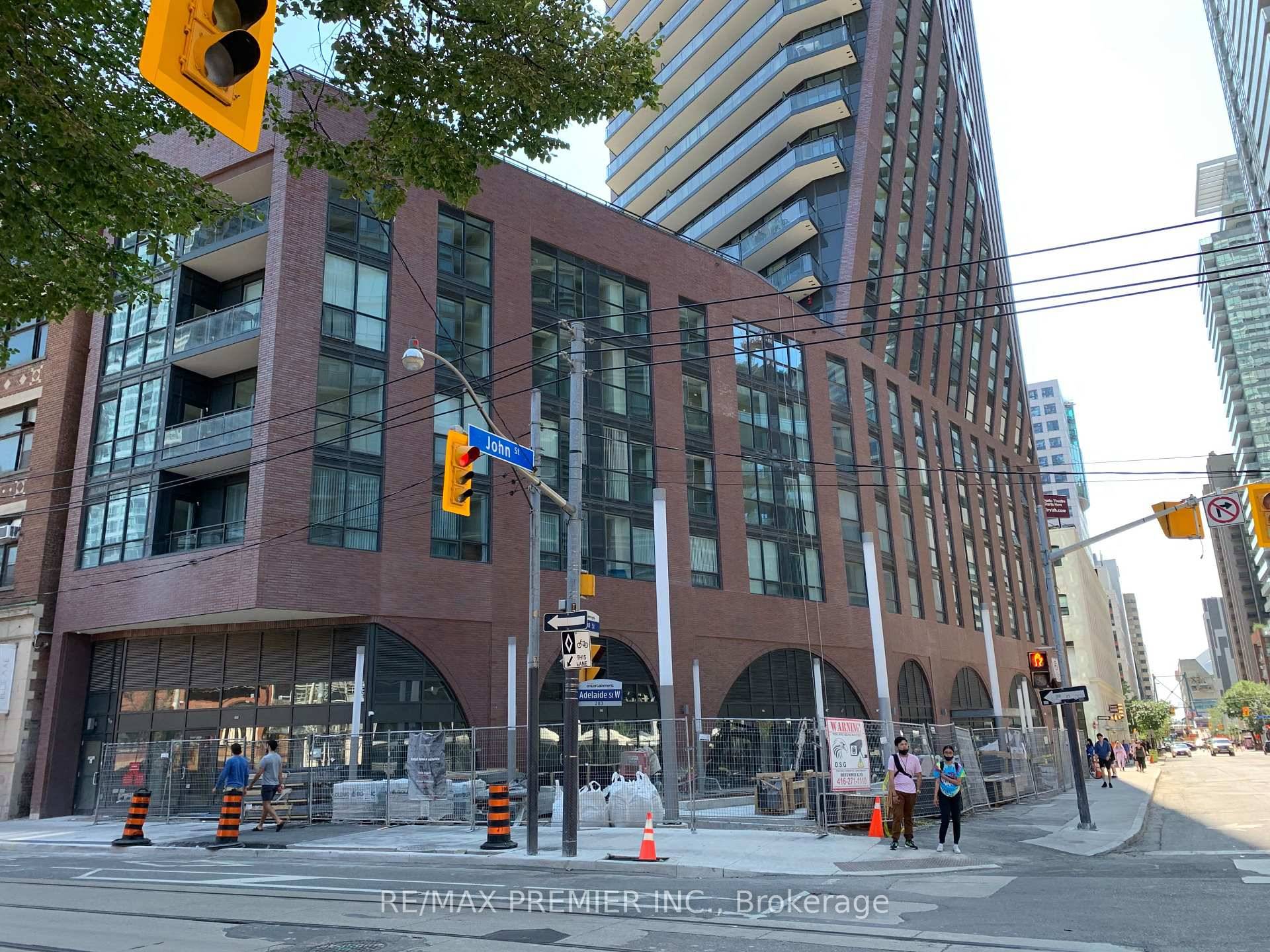 Executive Large Corner Suite 3 bedrooms, Den, 2 bathrooms in the Most Prestigious Entertainment District.