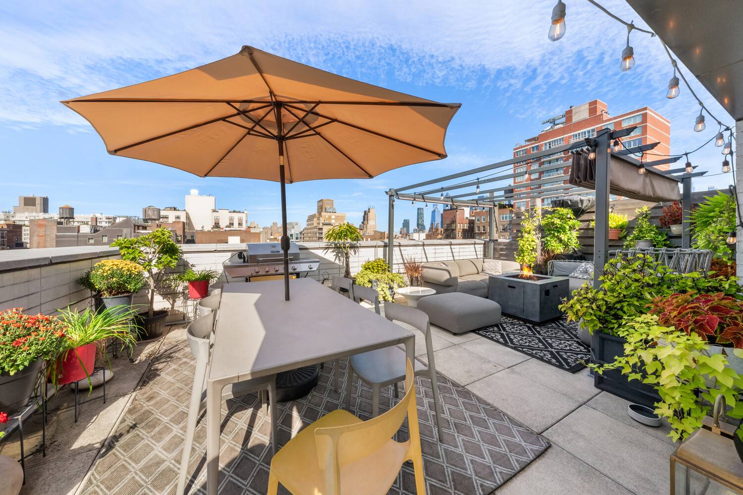 This stunning penthouse at 14 West 14th Street presents a rare opportunity to live at the intersection of Greenwich Village, Flatiron, Union Square, and Chelsea.