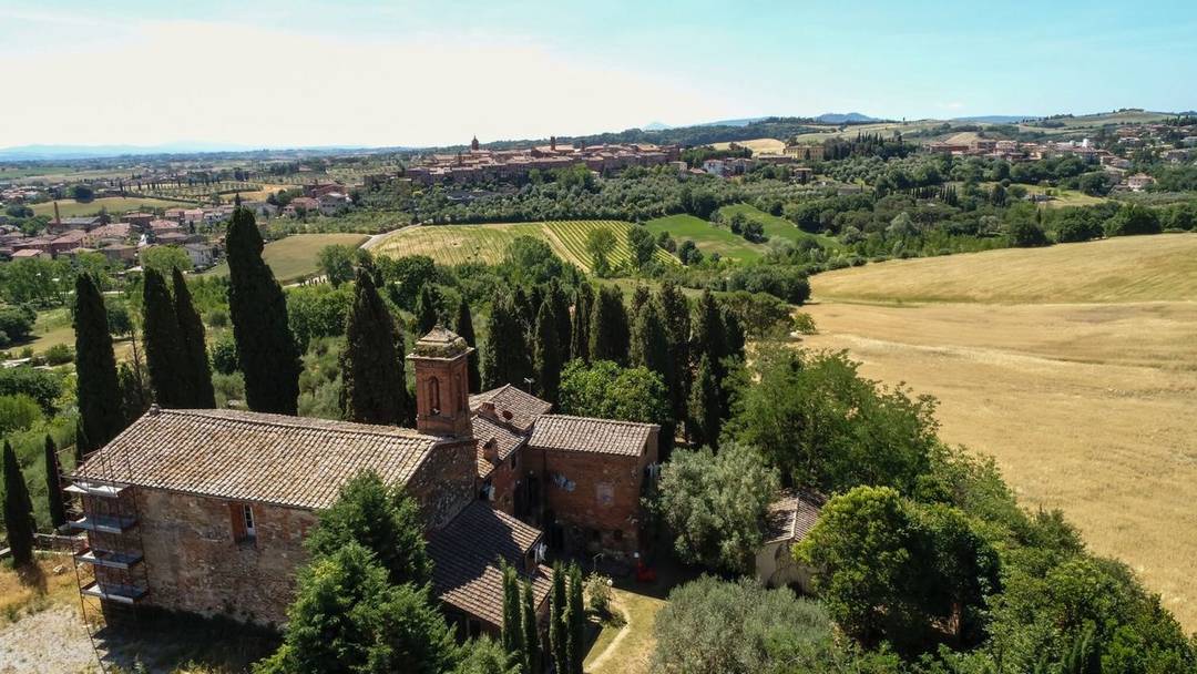 Country house, Relais, for sale Siena. Luxury relais for sale in the province of Siena. Includes 4 apartments, land with olive grove.
