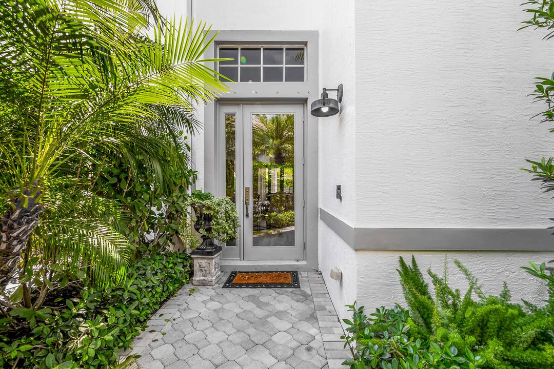 Remodeled to perfection, this stunning 4 bedroom, 4 bathroom rental home is a luxurious setting for your winter retreat !