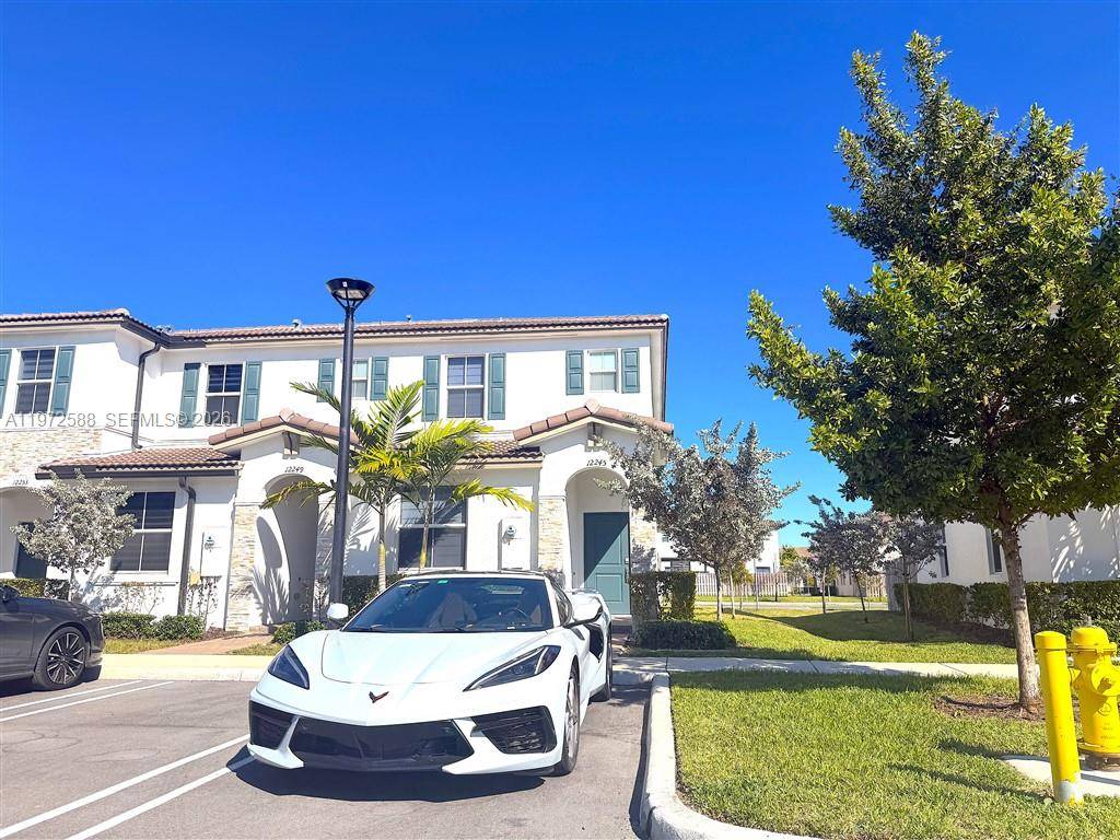 BEAUTIFUL TOWNHOME FEATURING 2 STORY, 3 BEDROOM 3 FULL BATHS LOCATED IN THE SECURED amp ; GATED WESTVIEW COMMUNITY.