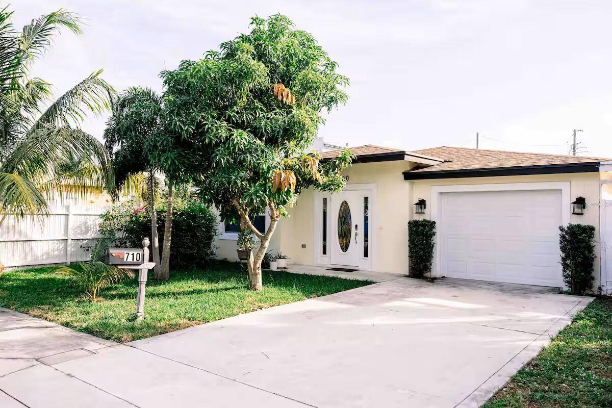 ABSOLUTELY BEAUTIFUL, FULLY RENOVATED BRAND NEW SINGLE FAMILY, WITHING MINUTES FROM THE BEACH, SHOPS AND RESTAURANTS.