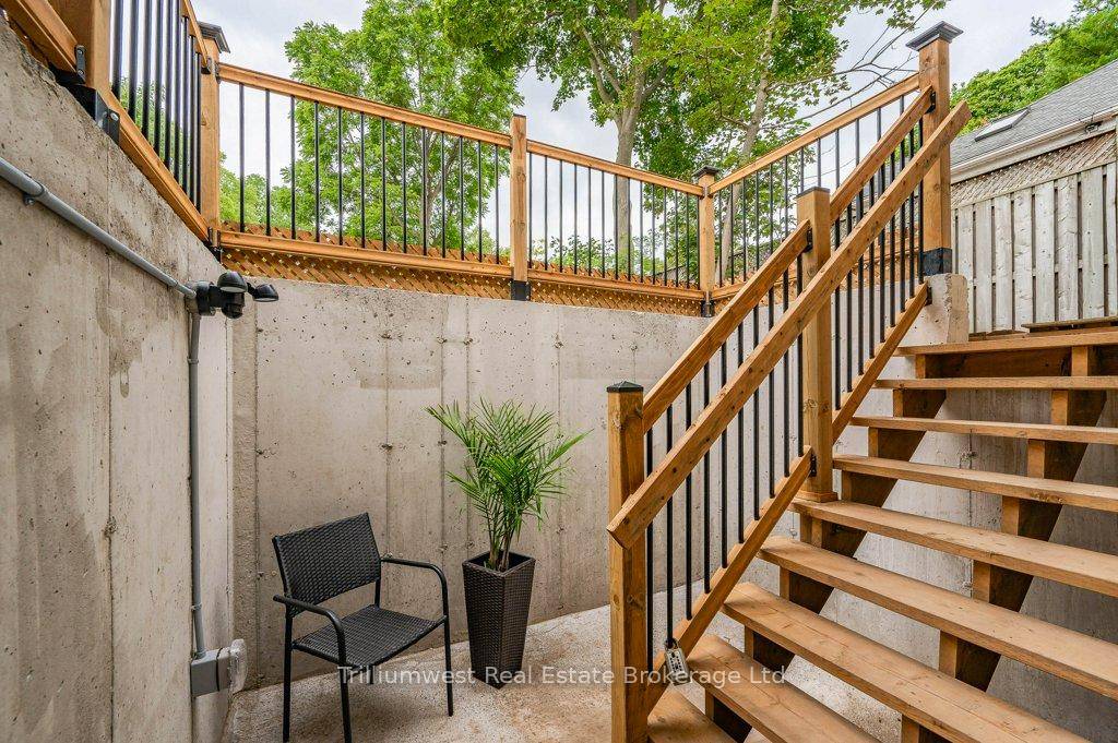 St. George's Park offers a Bachelor 1 Bedroom, self contained unit for those who appreciate and enjoy the walkability to Downtown Guelph, as well as the Eramosa Shopping Corridor.