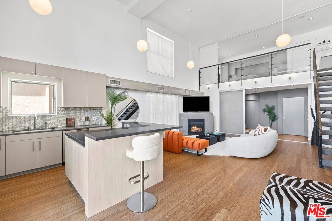 7062   Hawthorn Ave 2.0 Hollywood Hills East LA