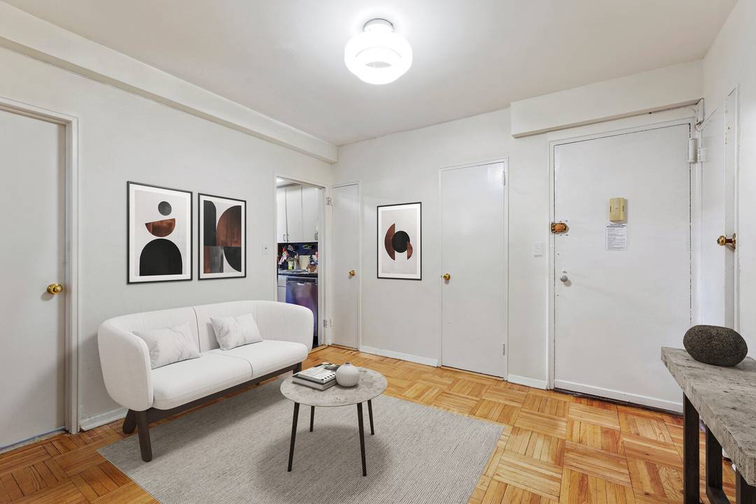 A SPACIOUS CORNER ONE BEDROOM WITH THE POTENTIAL TO CREATE A TWO BEDROOM IN THE HEART OF MURRAY HILL !