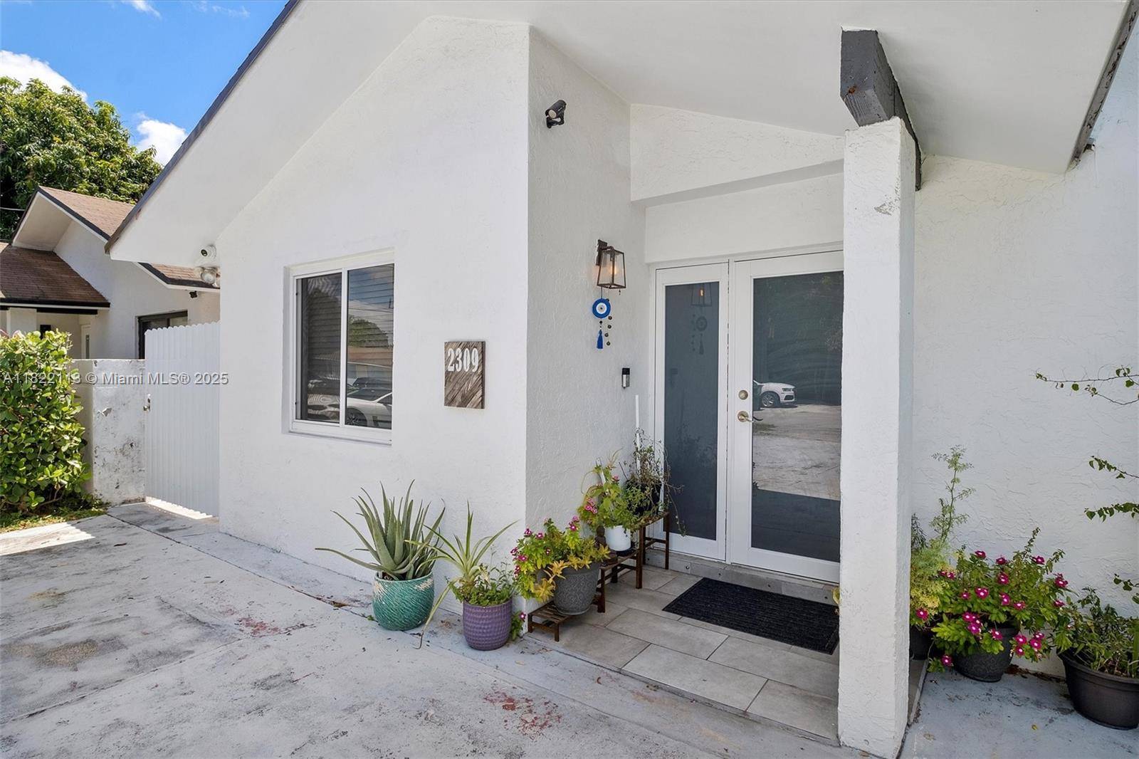 Located moments away from Shenley Park, this updated 4 bedroom, 2 bath home features a spacious split floor plan with a beautifully renovated kitchen, full size washer and dryer, and ...