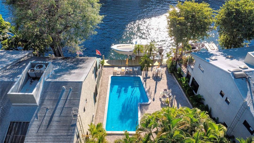 This is a rare opportunity to acquire a two bedroom, two and a half bathroom townhome in one of Miami's premier communities, Snug Harbor.