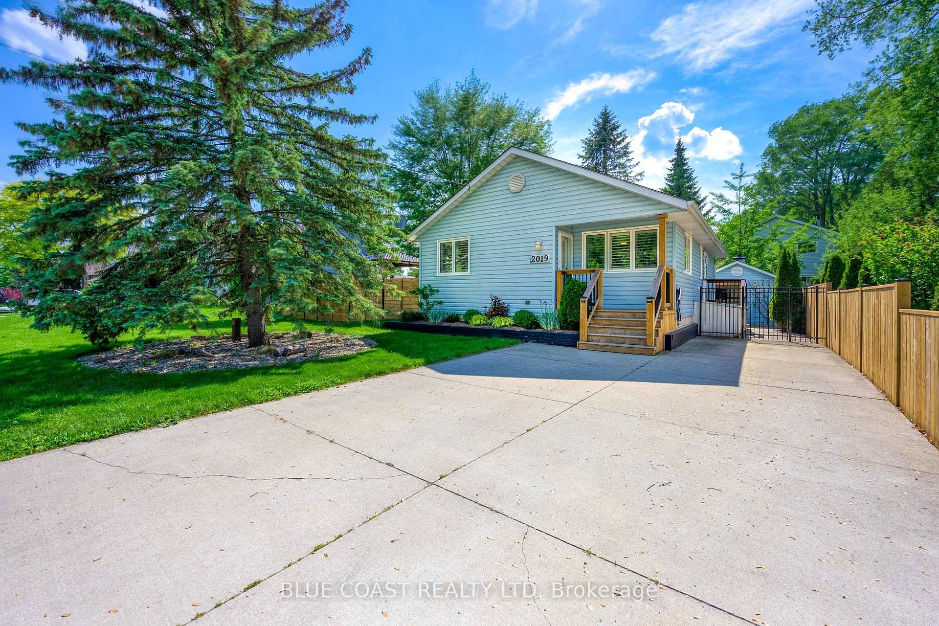 Year Round Staycation in Brights Grove hear the waves from your backyard !
