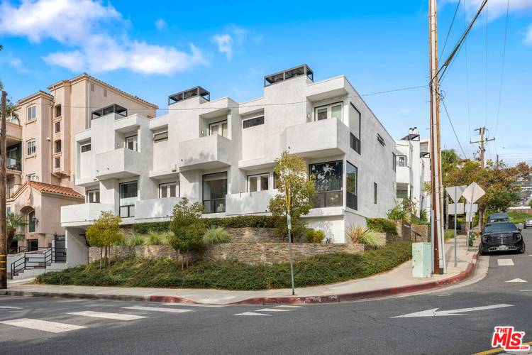 8601  W West Knoll Dr 2BR Sunset Strip La