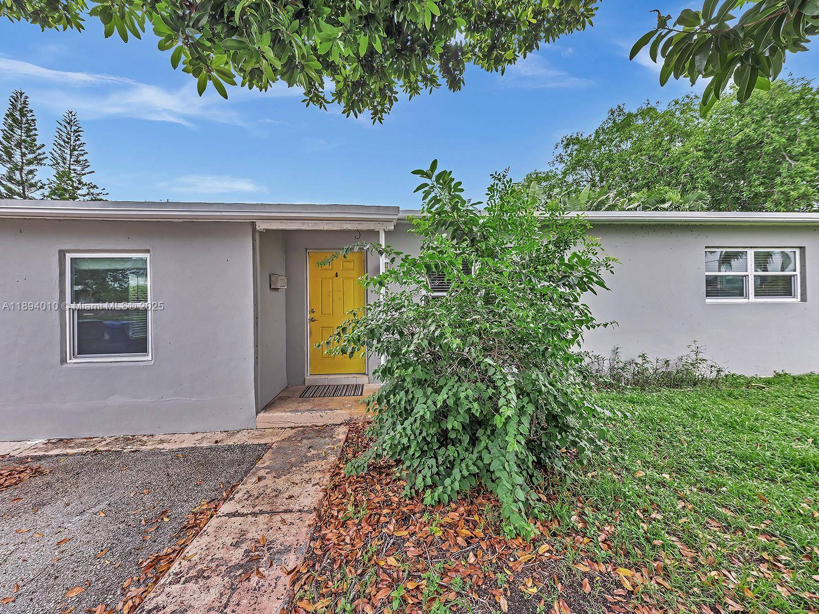 PROGRESSO HOME ROOF 2020, A C 2018, IMPACT WINDOW, EAT IN KITCHEN WITH GRANITE COUNTERTOPS AND STAINLESS STEEL APPLIANCES, THERE IS A VERY LARGE PRIVATE BACKYARD.