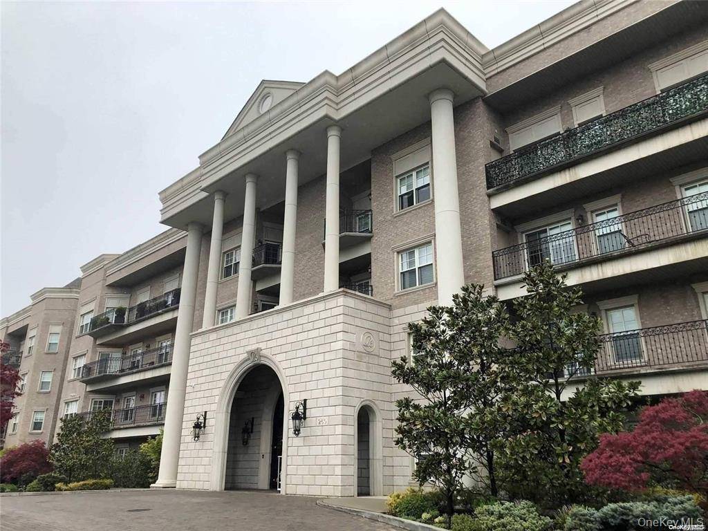 Welcome to the Regency ! Luxurious 1st Floor 3 Bedroom, 2.