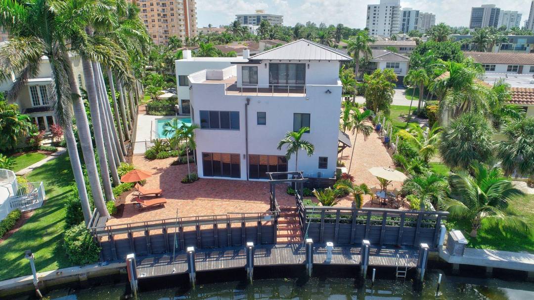 Double Waterfront Views from Every Floor !