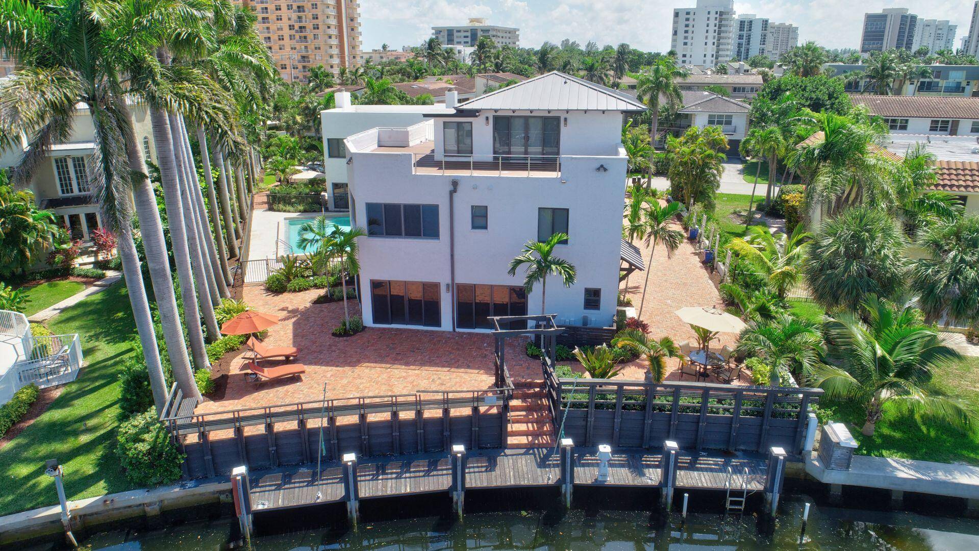 Double Waterfront Views from Every Floor !