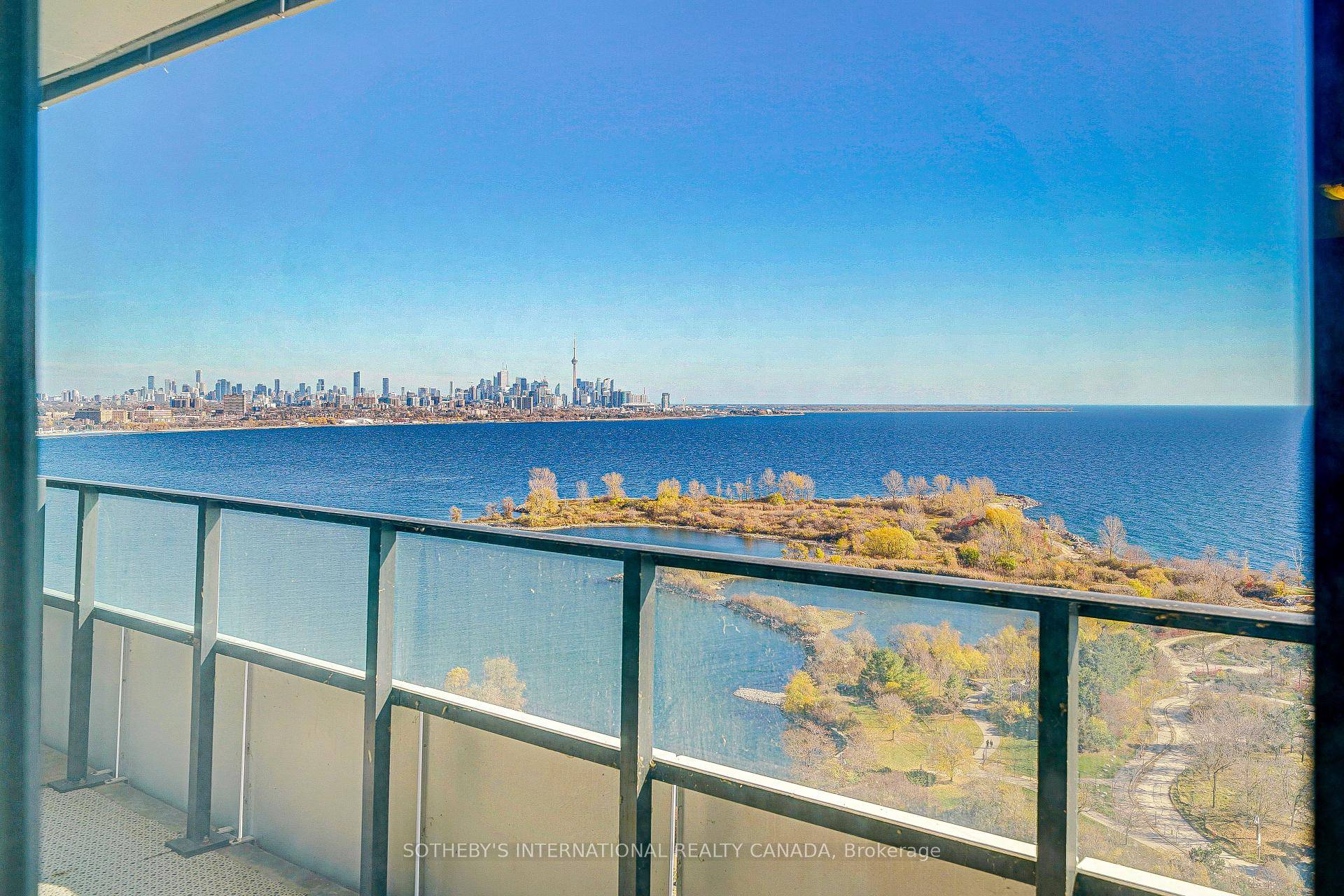 This stunning 1 plus den Condo at Eau Du Soleil boasts incredible, unobstructed views of the lake and downtown Toronto !