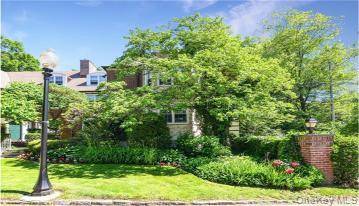 Spacious Duplex with Flexible Layout and Private Entry in the Edgemont School District This rarely available 1, 600 sq ft ground floor duplex offers generous living space, versatile room configurations, ...