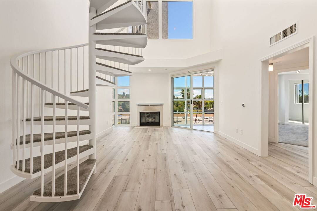 171  N Church Ln 1.0 Brentwood LA