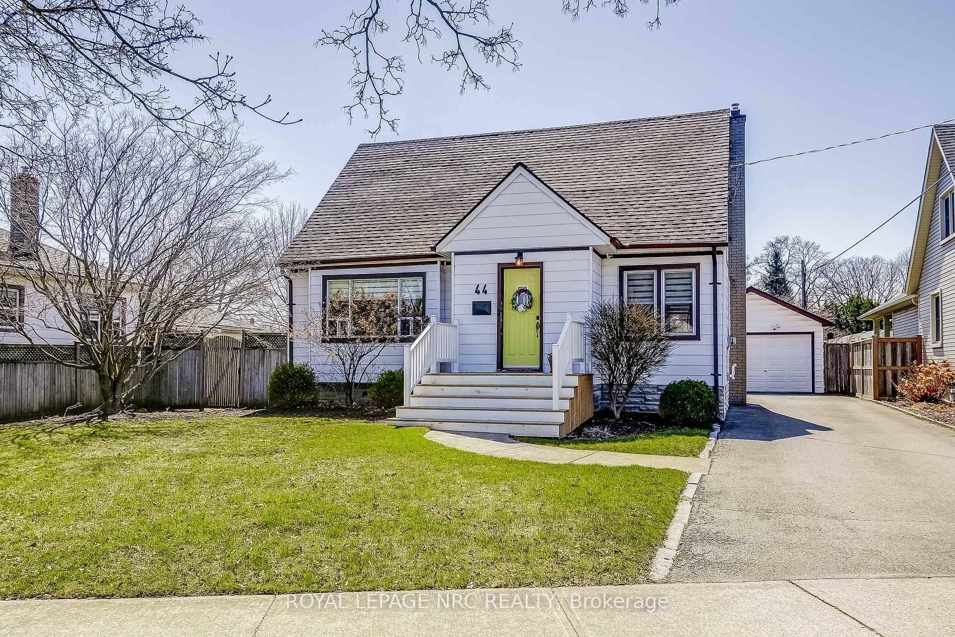 This charming 1. 5 storey home is ideally located in a highly desirable North End neighbourhood, offering an exceptional combination of comfort, style, and convenience.