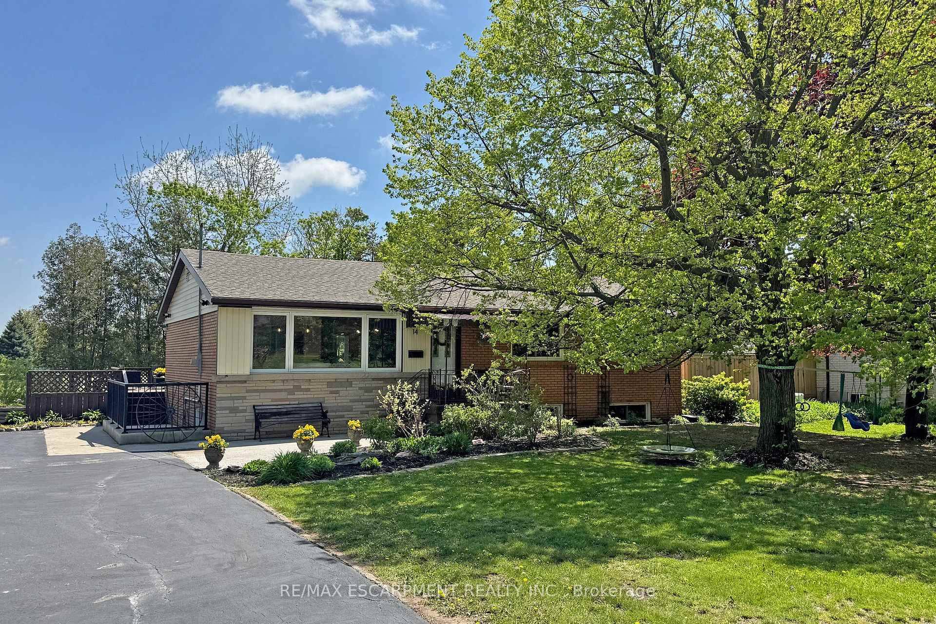Welcome to 14 Algonquin Avenue, where country living meets city convenience !