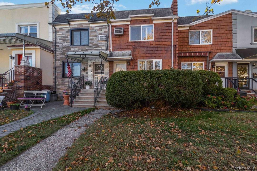 Welcome to 1593 Independence Ave centrally located near everything you will need including subway, bus, major highways, all forms of shopping including restaurants of all kind.