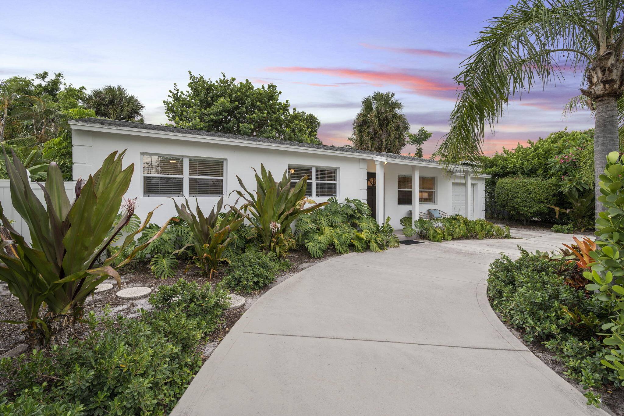 This 3 2 charmer is located in the trendy South End or ''SoSo'' neighborhood and offers close proximity the Intracoastal and Flagler Drive, Palm Beach island, and many fabulous shops ...