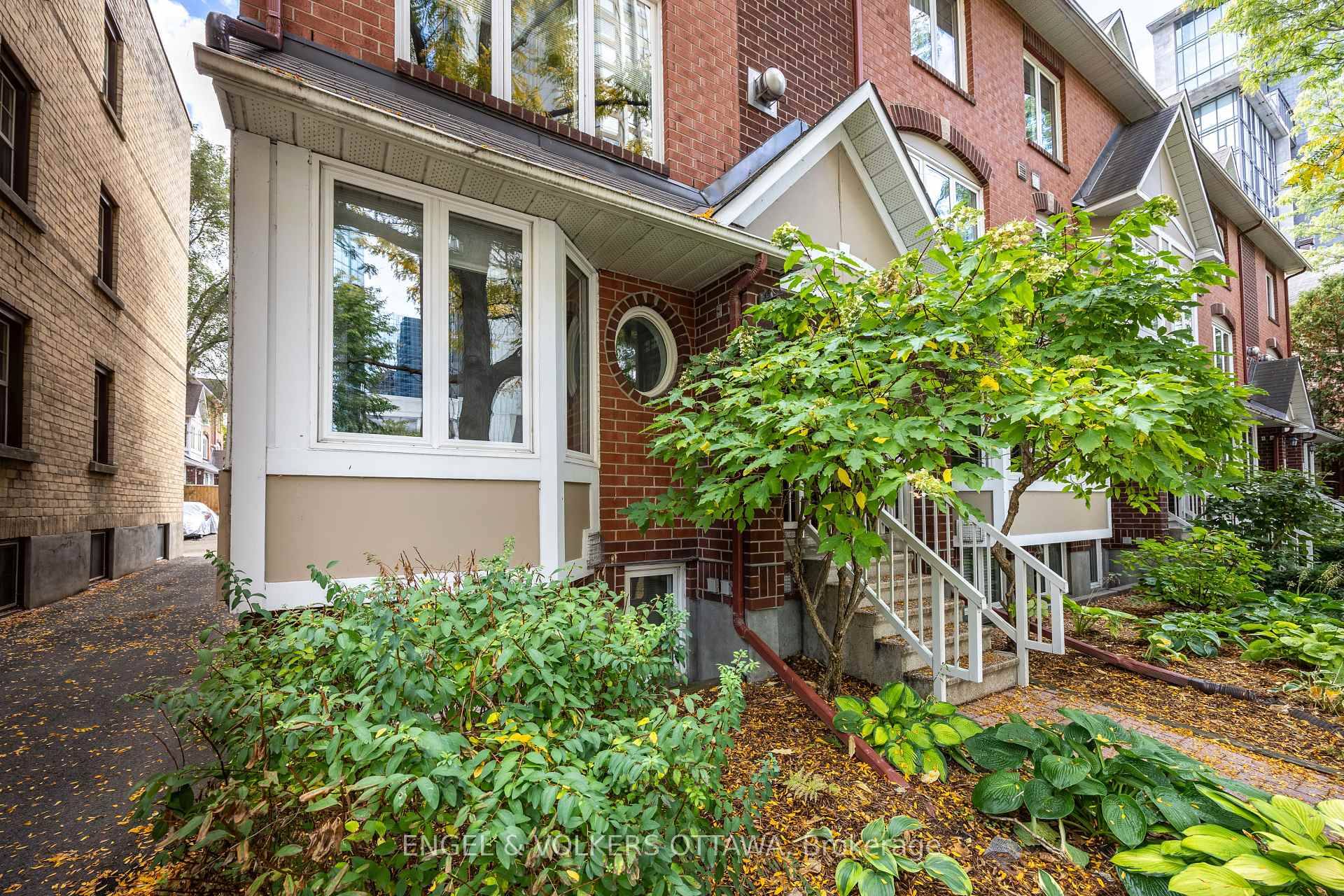 Minto built townhome with 1250 square feet over two floors, 2 bedrooms, 1.