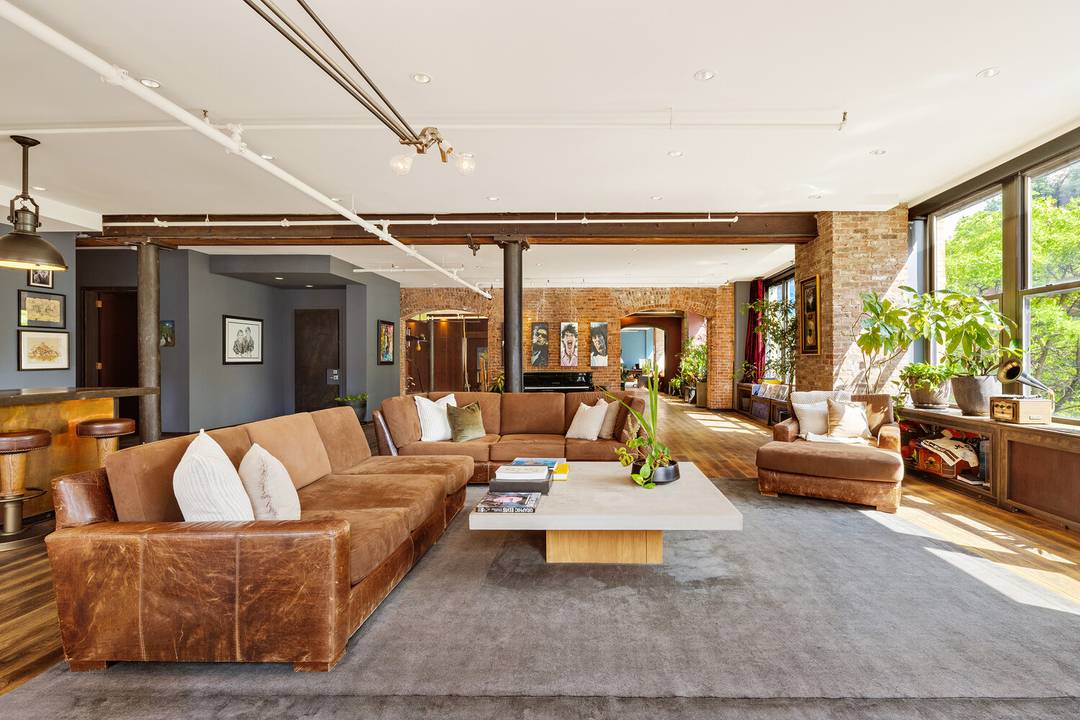 Welcome to Loft345, the largest 2 bed in Manhattan Positioned at the vibrant intersection of the West Village and the Meatpacking District, this almost 7, 000 square foot loft in ...