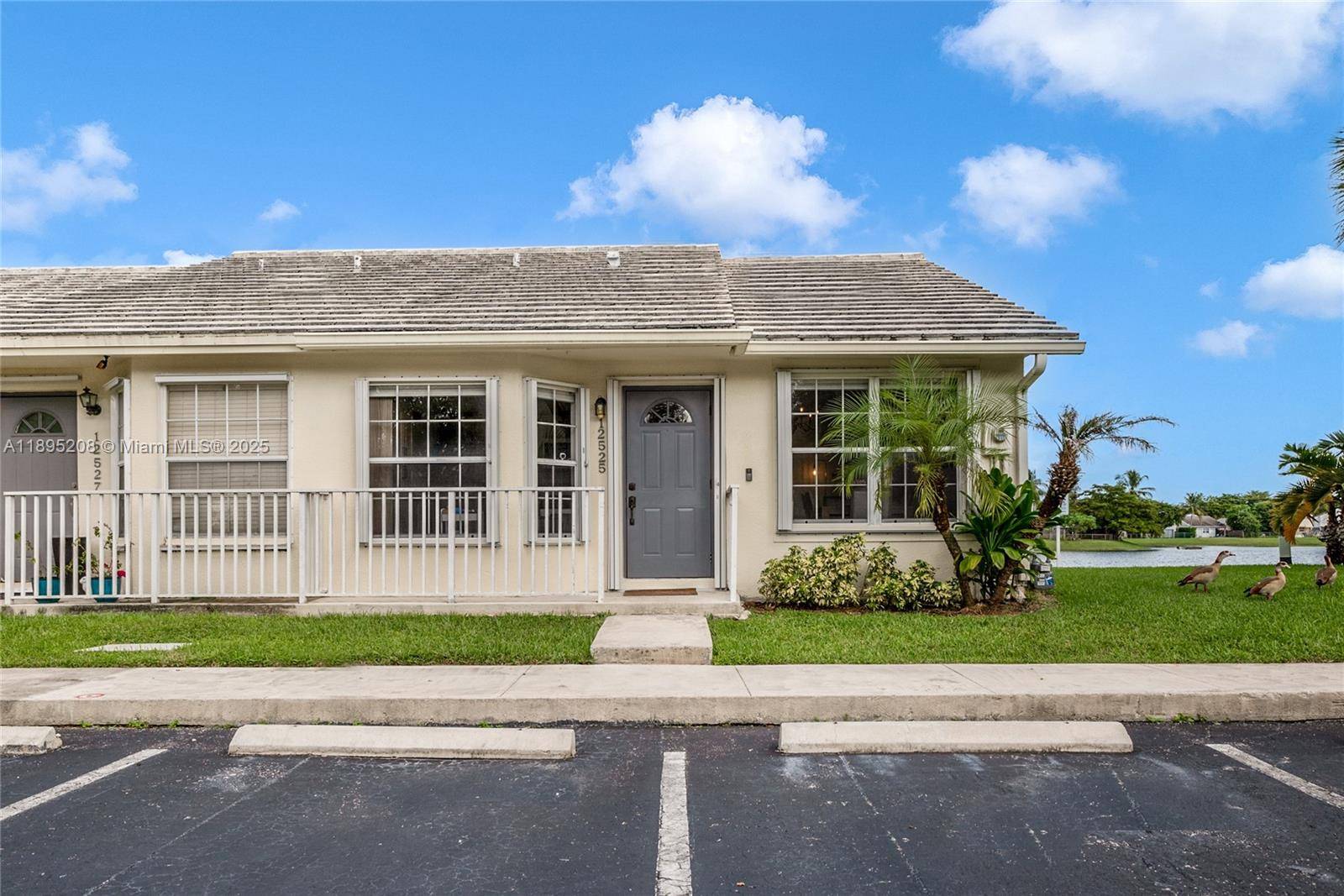 Beautifully renovated 2 bedroom, 2 bathroom lot amp ; block townhouse located in the Villas of Deerwood community.