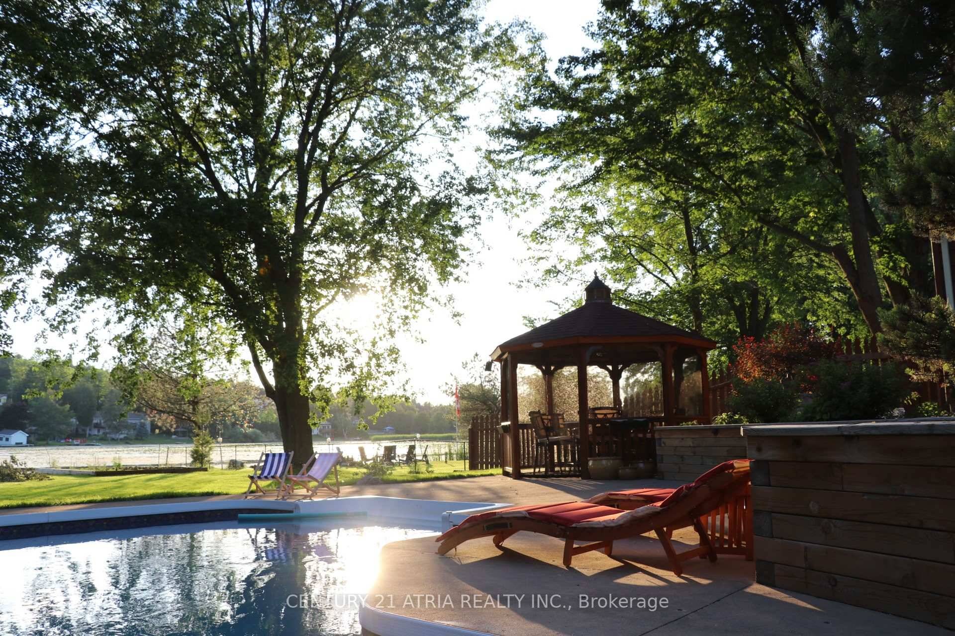 Welcome to your waterfront paradise !