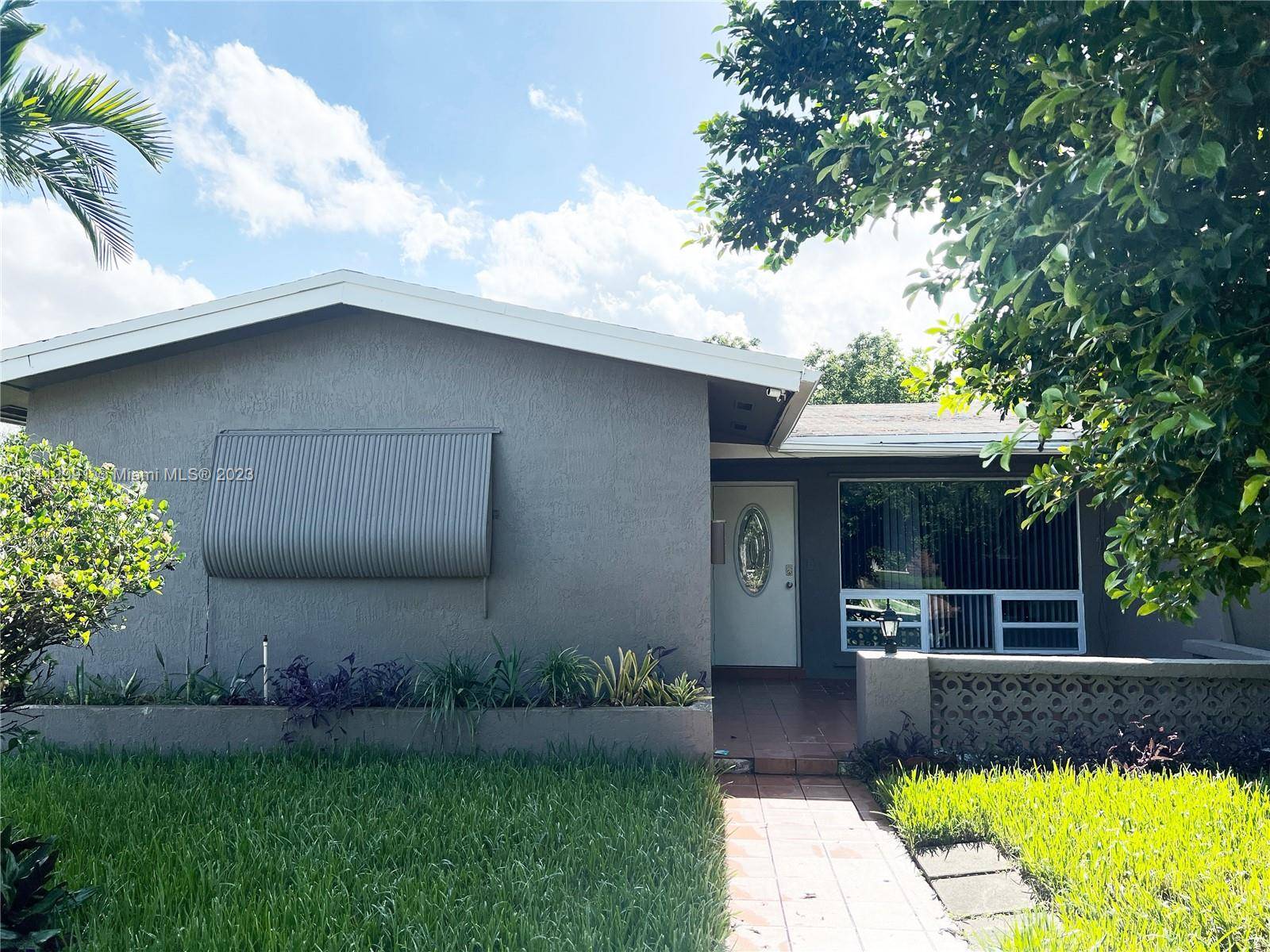 BEAUTIFULLY RENOVATED SINGLE FAMILY HOME IN HOLLYWOOD.