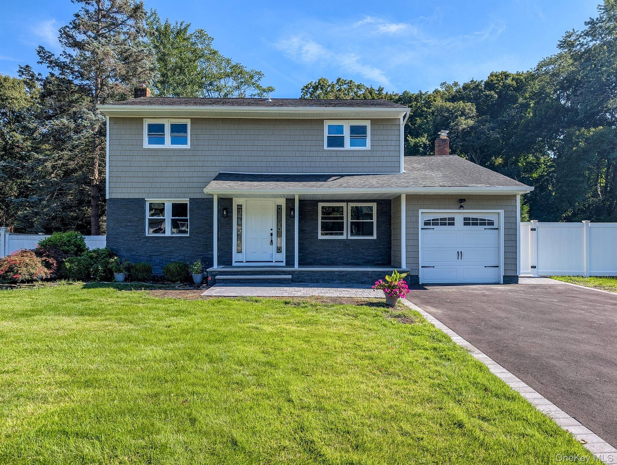 Charming 4 bedroom, 2. 5 bath Colonial in the heart of Commack subdivision, Northgate Woods !