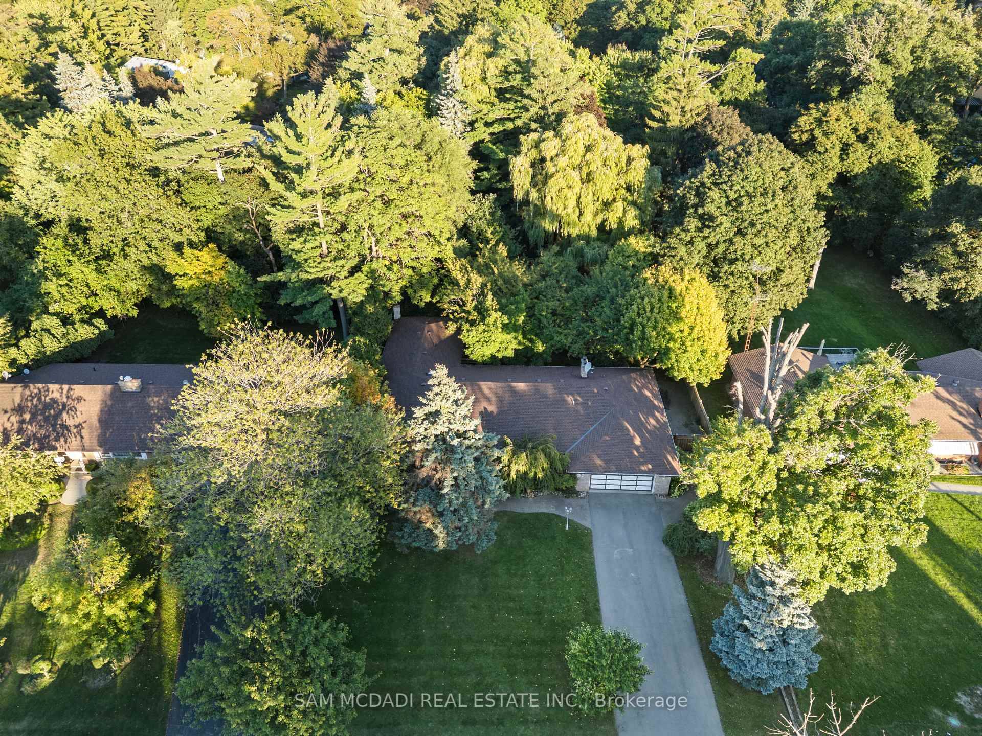 Welcome to 610 Kedleston Way, a charming 3 bedroom bungalow nestled in Lorne Park.