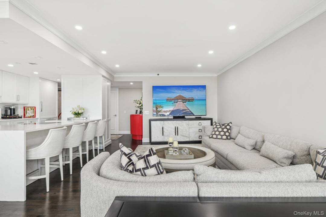 Live in elegance and ease at The Wyndham, Garden City s premier five star condo.