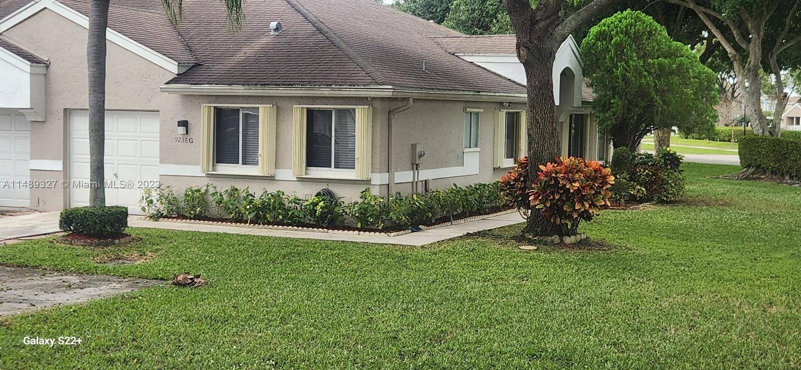 Comfortable townhouse unfurnished in Boca Gardens, 3 bedrooms, 2 bathrooms, updated kitchen cabinets and granite counters tops.