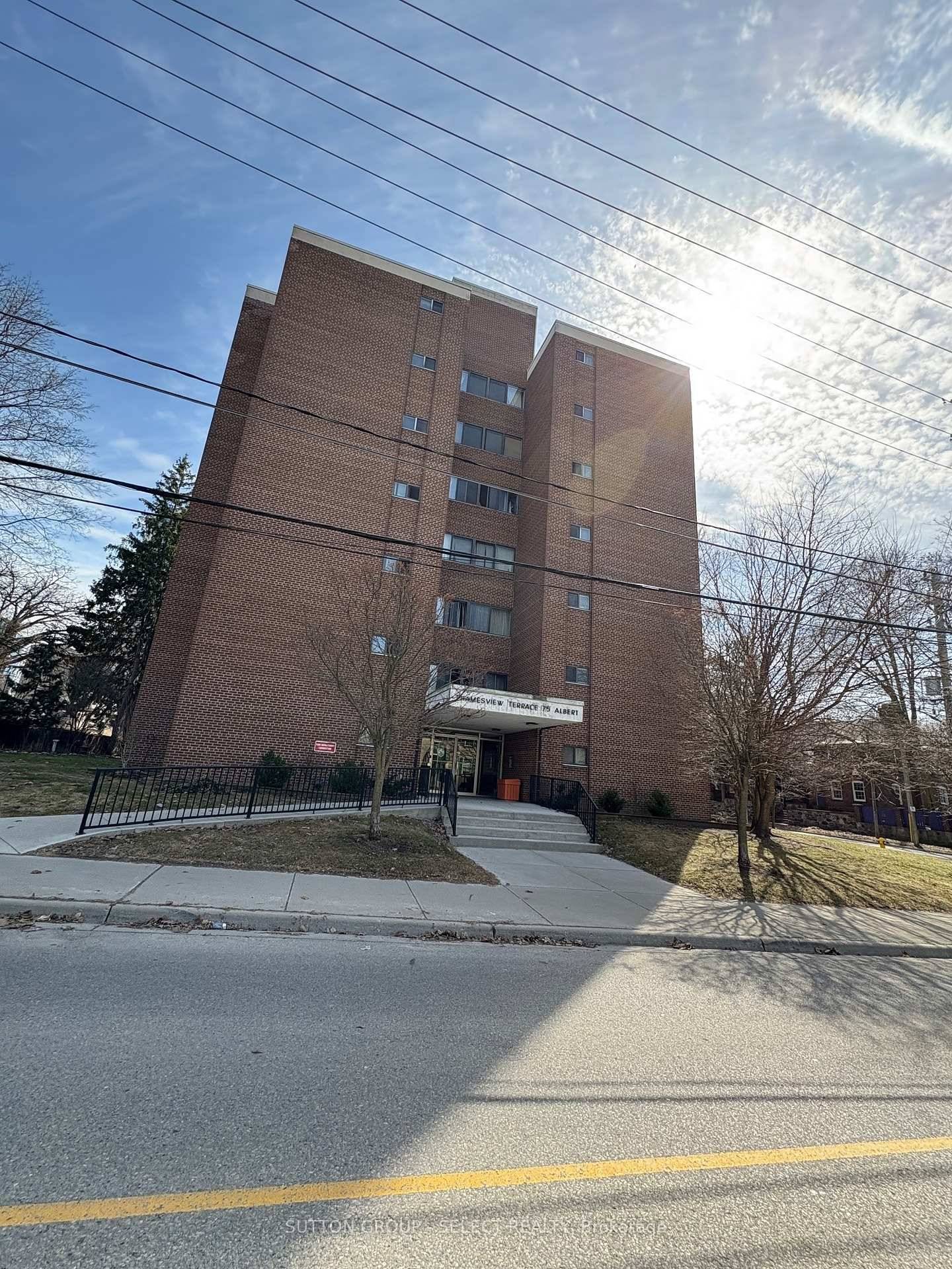 Live downtown in this 55 building, overlooking the Thames River, Short walk to the Market, Victoria Park, and Richmond Row.