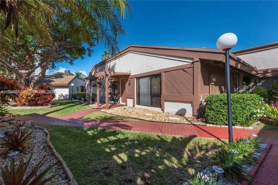 Wonderful opportunity in the coveted Harbourwood Villas boating community of Hallandale Beach.