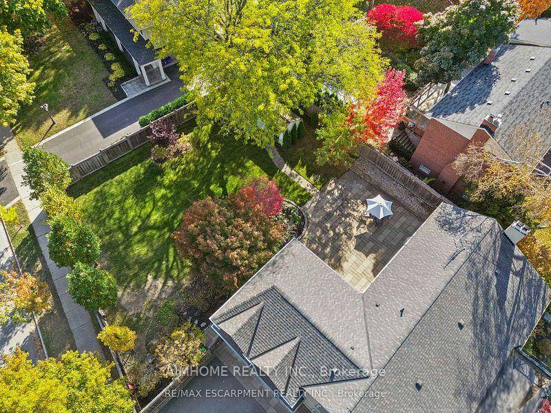 Oakville, Nestled In The Prestigious Morrison Eastlake Community Of SE Oakville, This Executive Family Home Offers Over 3500 Sf Of Total Living Space On A Spectacular 114x155 Ft Lot.