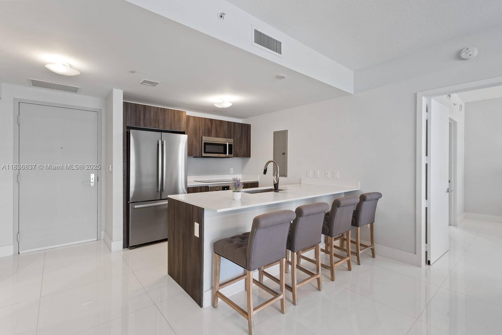 Welcome to your luxury and vibrant home at Aria on the Bay, in Miami s prime Edgewater.
