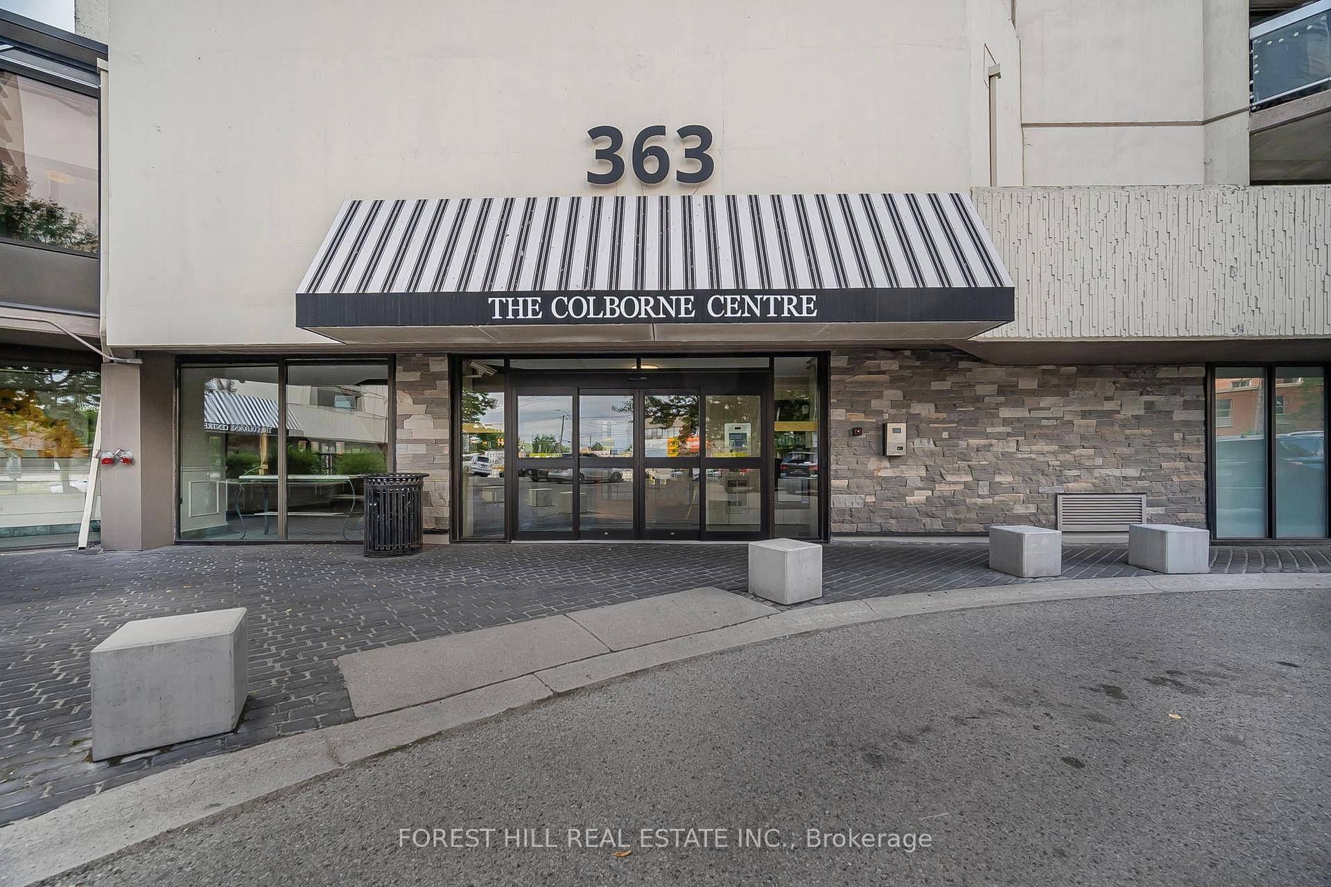Experience urban lifestyle in this exceptional open concept 1 bedroom condo in the heart of downtown London.