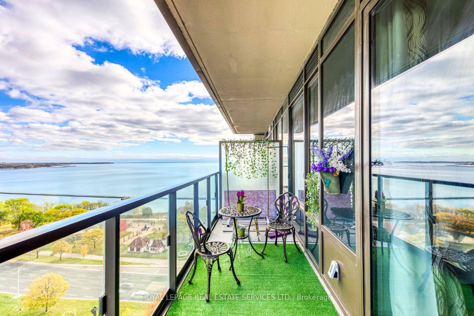 Stunning 2 Bedroom Suite with Lake and Park Views.