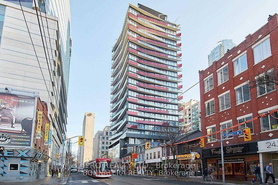 Downtown Smart House Condo At Queen amp ; University, Bright 3 Beds 2 Baths Corner Unit With Unobstructed South East City Views.