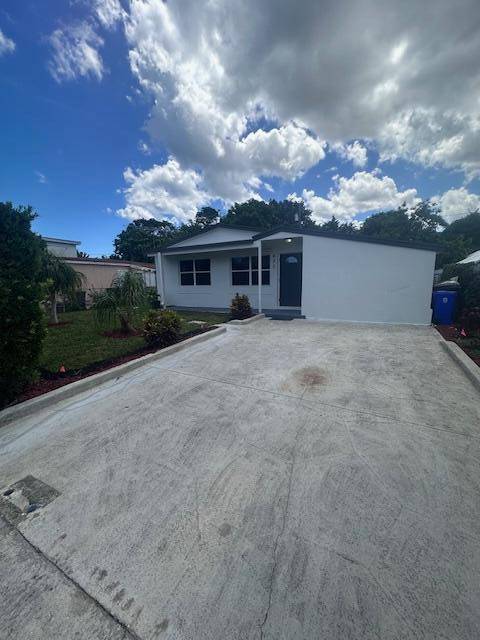 Beautiful just remodeled home minutes from city hall west palm beach and downtown Lake Worth.